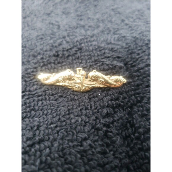 Vintage US Navy Submarine Warfare Insignia Dolphins Pin Gold Tone USN 1960s Tie - Picture 5 of 13